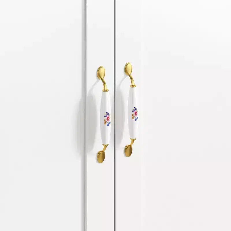 Armoire 3 portes blanche  : Poignées en céramique florales + Espaces penderie et rangement. Dressing spacieux pour chambres.