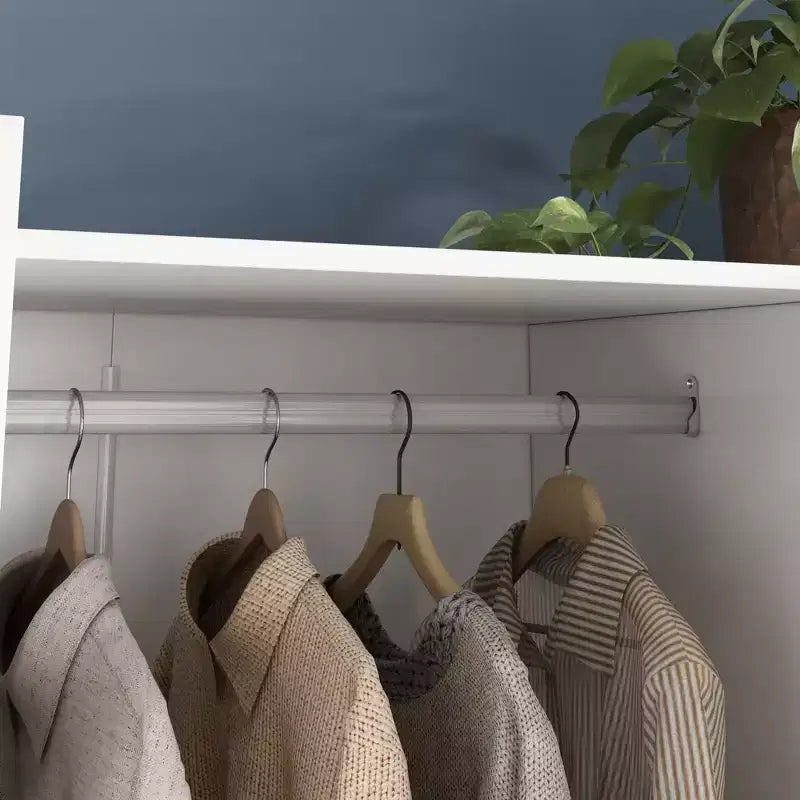 Armoire 3 portes blanche  : Poignées en céramique florales + Espaces penderie et rangement. Dressing spacieux pour chambres.