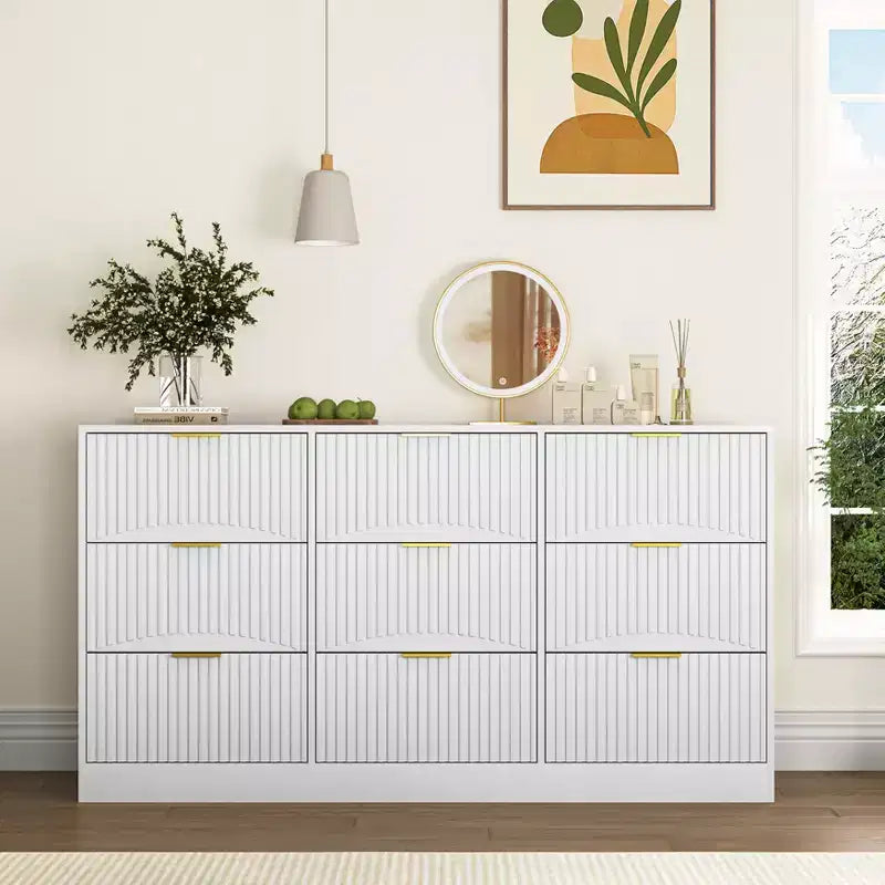 Grand chiffonnier en bois de 160 cm à neuf tiroirs, adapté aux chambres à coucher. Les façades des tiroirs présentent un motif ondulé. Blanc