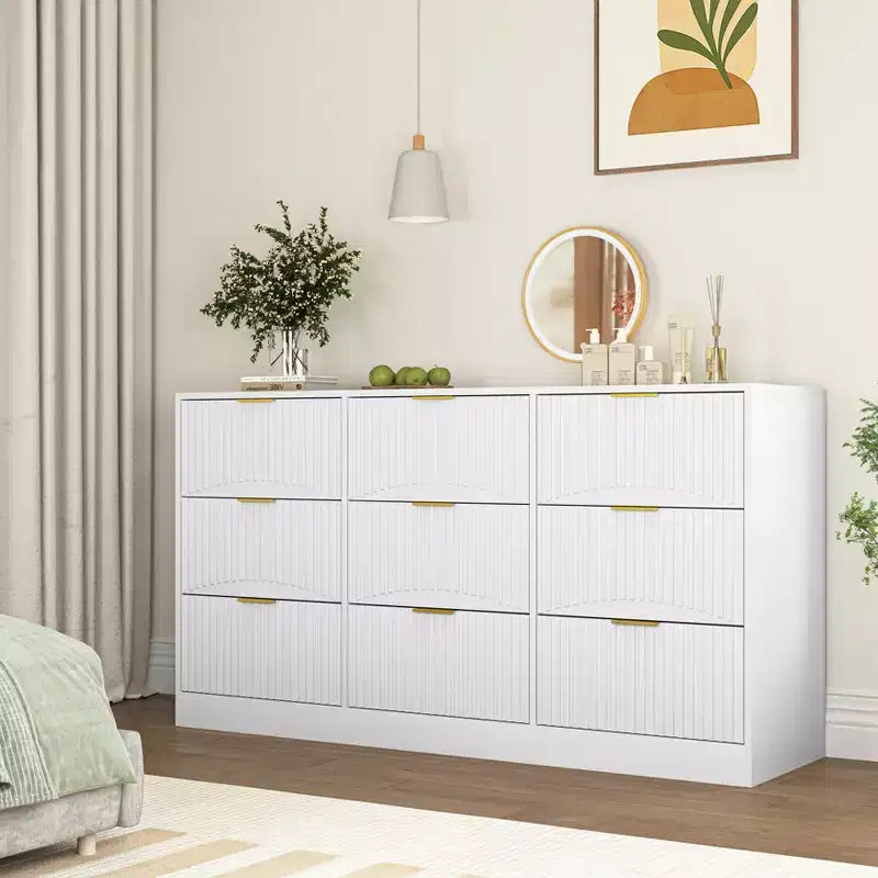 Grand chiffonnier en bois de 160 cm à neuf tiroirs, adapté aux chambres à coucher. Les façades des tiroirs présentent un motif ondulé. Blanc