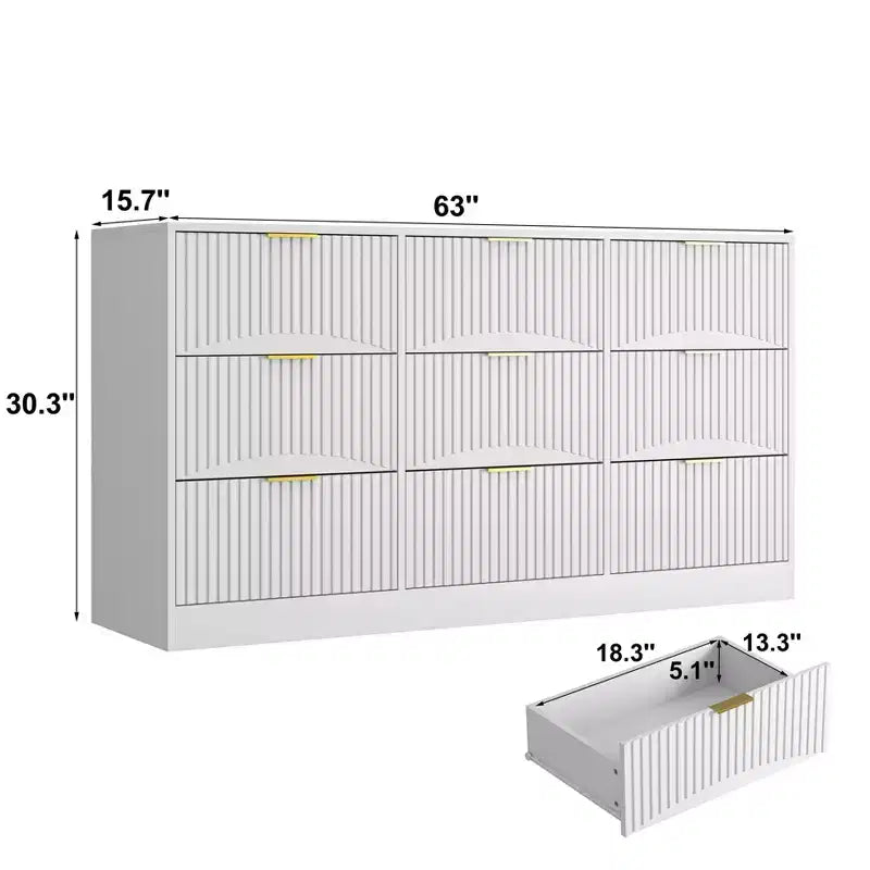 Grand chiffonnier en bois de 160 cm à neuf tiroirs, adapté aux chambres à coucher. Les façades des tiroirs présentent un motif ondulé. Blanc