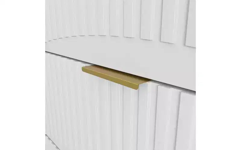 Grand chiffonnier en bois de 160 cm à neuf tiroirs, adapté aux chambres à coucher. Les façades des tiroirs présentent un motif ondulé. Blanc