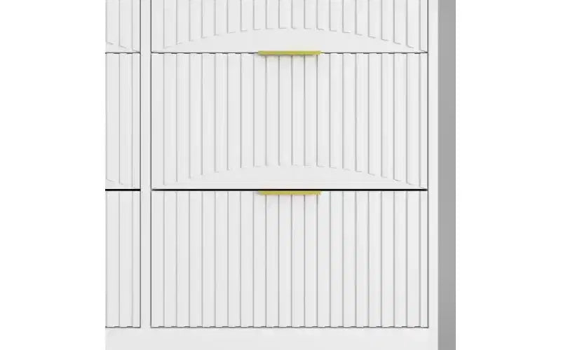 Grand chiffonnier en bois de 160 cm à neuf tiroirs, adapté aux chambres à coucher. Les façades des tiroirs présentent un motif ondulé. Blanc