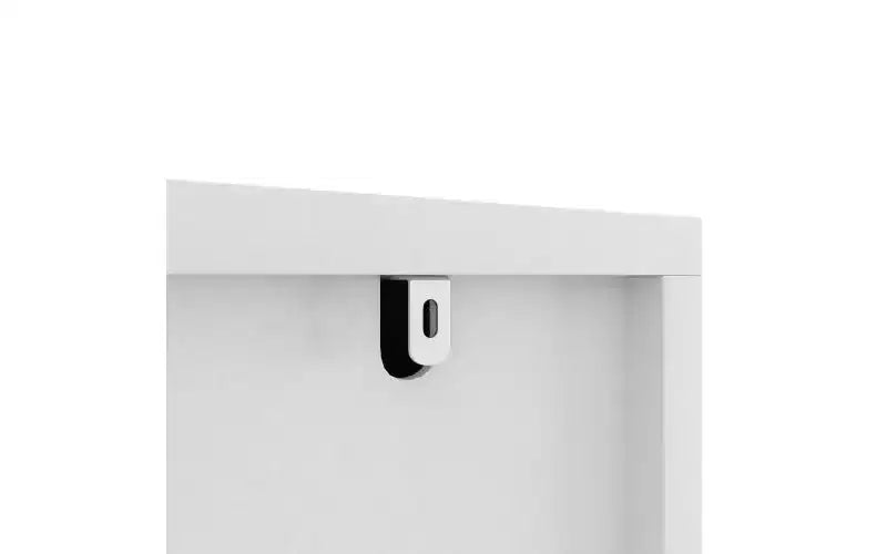 Grand chiffonnier en bois de 160 cm à neuf tiroirs, adapté aux chambres à coucher. Les façades des tiroirs présentent un motif ondulé. Blanc