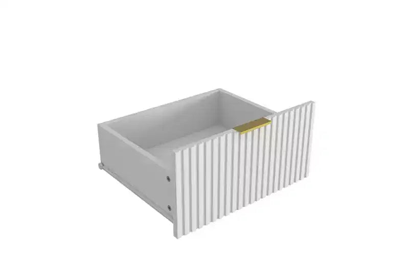 Grand chiffonnier en bois de 160 cm à neuf tiroirs, adapté aux chambres à coucher. Les façades des tiroirs présentent un motif ondulé. Blanc