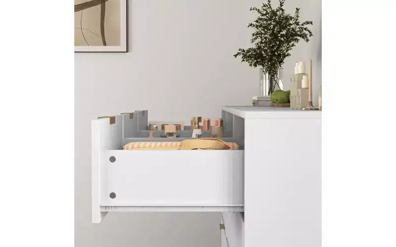 Grand chiffonnier en bois de 160 cm à neuf tiroirs, adapté aux chambres à coucher. Les façades des tiroirs présentent un motif ondulé. Blanc