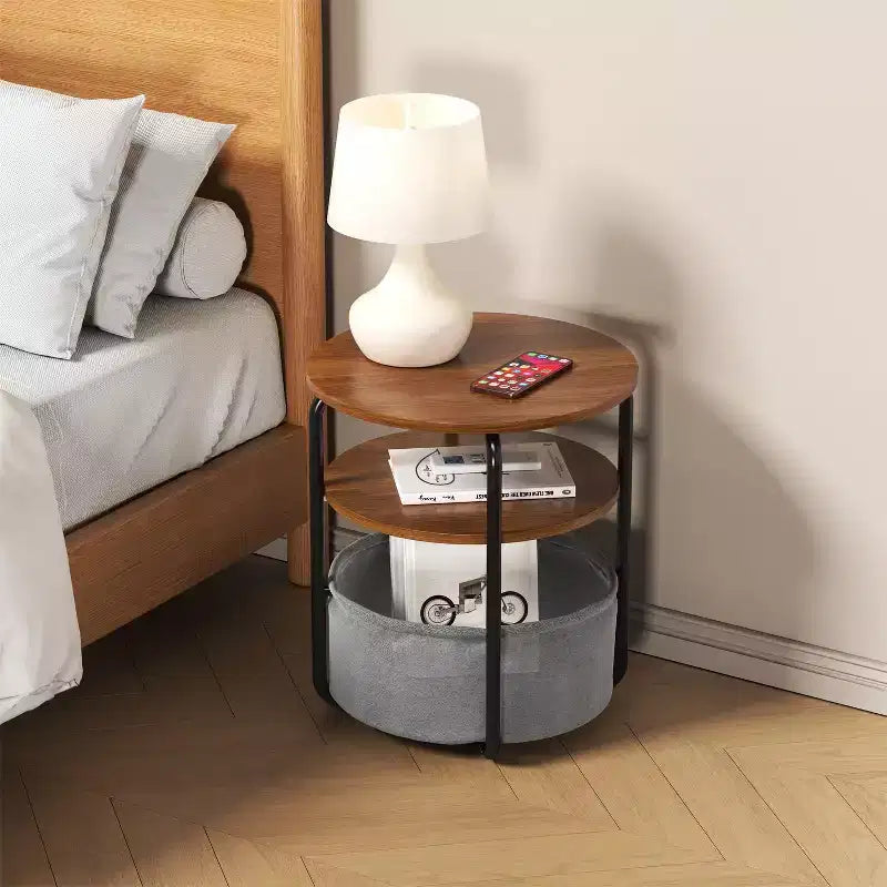 Petite table d'appoint ronde avec panier de rangement en tissu, table de chevet ronde à 3 niveaux de 60 cm de hauteur, table d'angle vintage pour canapé
