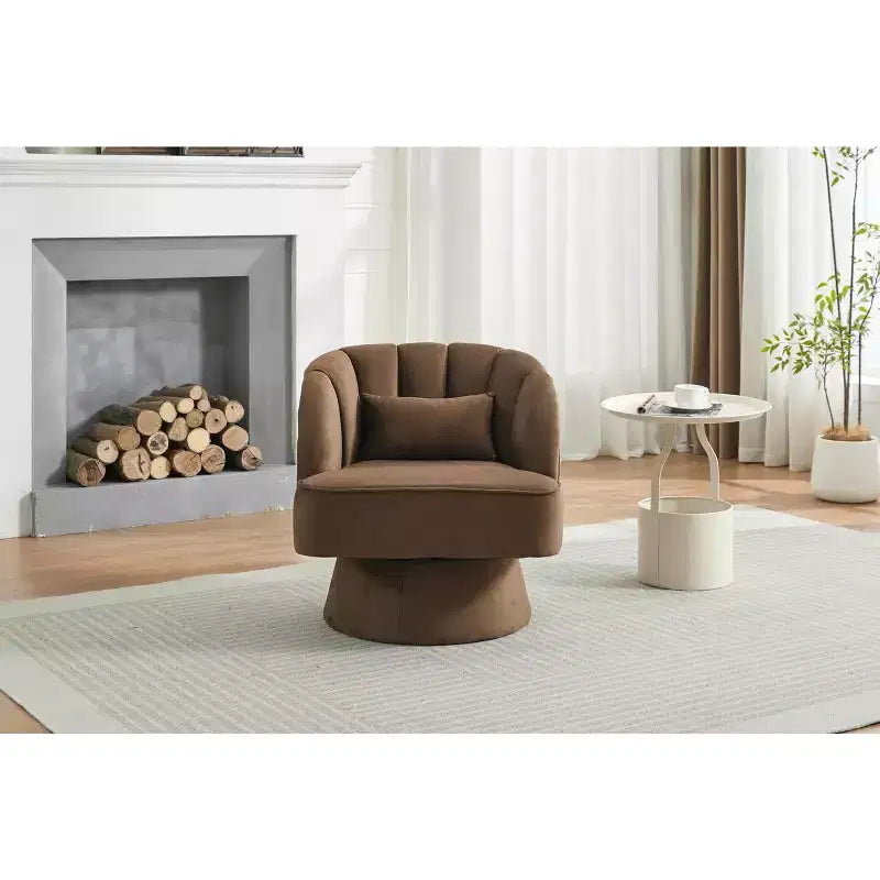 Fauteuil crapaud moderne, pivotant à 360°, avec dossier rayé incurvé et assise large et rembourrée, adapté aux salons, chambres à coucher.
